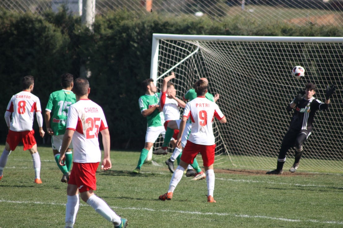 Imágenes del encuentro correspondiente a la vigesimoséptima jornada de liga de Tercera División disputado en el Municipal de San Roque, que acabó 3-2 (03-03-2019)