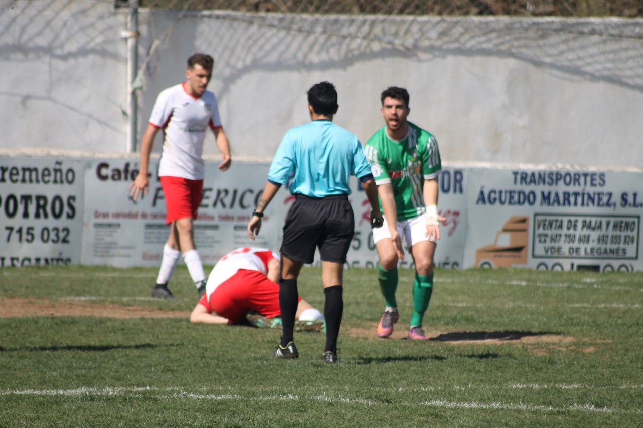 Imágenes del encuentro correspondiente a la vigesimoséptima jornada de liga de Tercera División disputado en el Municipal de San Roque, que acabó 3-2 (03-03-2019)