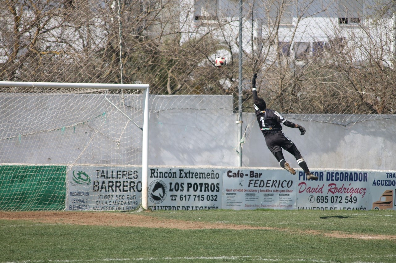 Imágenes del encuentro correspondiente a la vigesimoséptima jornada de liga de Tercera División disputado en el Municipal de San Roque, que acabó 3-2 (03-03-2019)