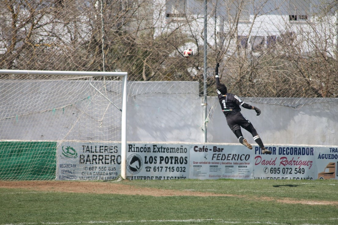 Imágenes del encuentro correspondiente a la vigesimoséptima jornada de liga de Tercera División disputado en el Municipal de San Roque, que acabó 3-2 (03-03-2019)