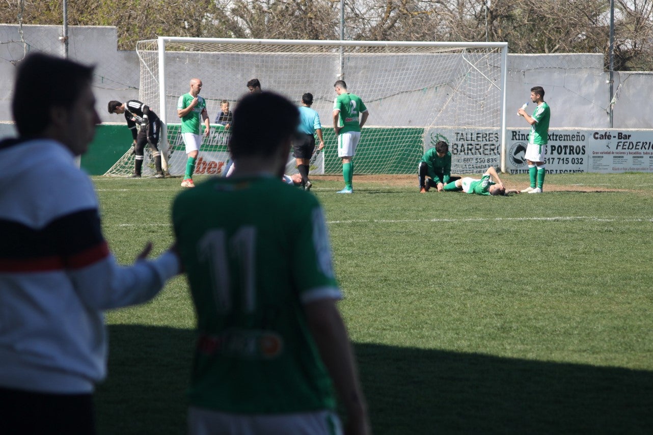 Imágenes del encuentro correspondiente a la vigesimoséptima jornada de liga de Tercera División disputado en el Municipal de San Roque, que acabó 3-2 (03-03-2019)