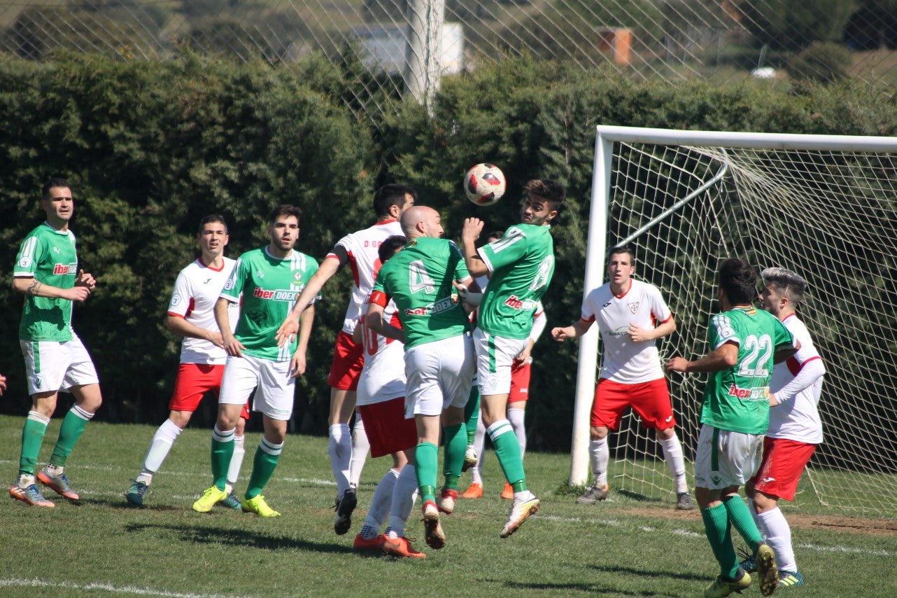 Imágenes del encuentro correspondiente a la vigesimoséptima jornada de liga de Tercera División disputado en el Municipal de San Roque, que acabó 3-2 (03-03-2019)