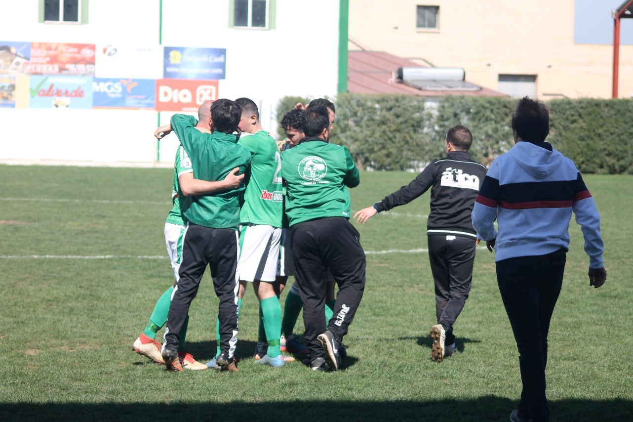 Imágenes del encuentro correspondiente a la vigesimoséptima jornada de liga de Tercera División disputado en el Municipal de San Roque, que acabó 3-2 (03-03-2019)
