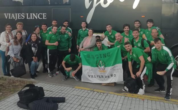 Los valverdeños celebrando el triunfo tras el encuentro