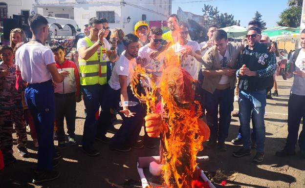 Galería. Quema de la sardina por la murga campeona, 'Los Titiriteros'