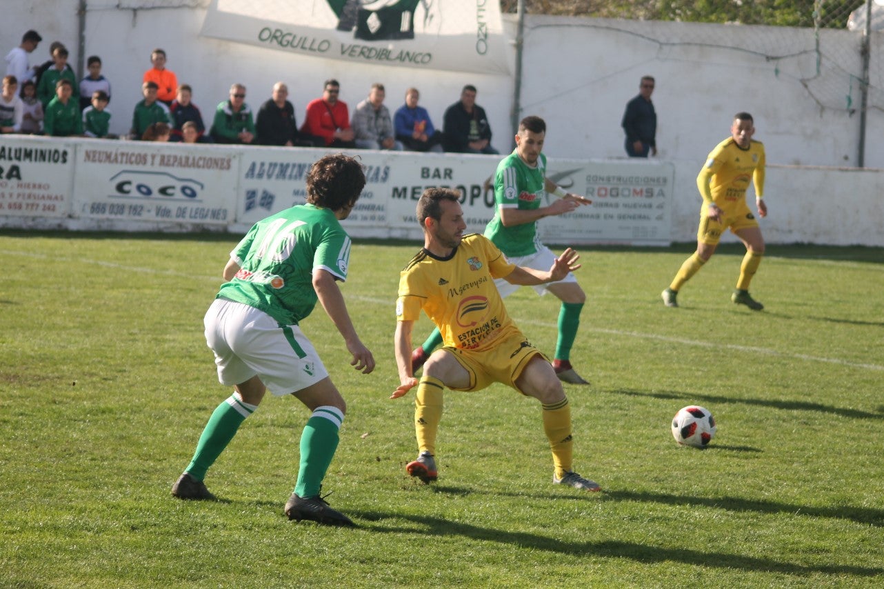 Imágenes del encuentro de la vigesimonovena jornada de liga de Tercera División disputado en el Municipal de San Roque y que finalizó con empate a cero (17-03-2019I