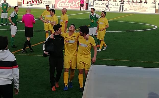 Jona se retira del terreno de juego, expulsado y lesionado