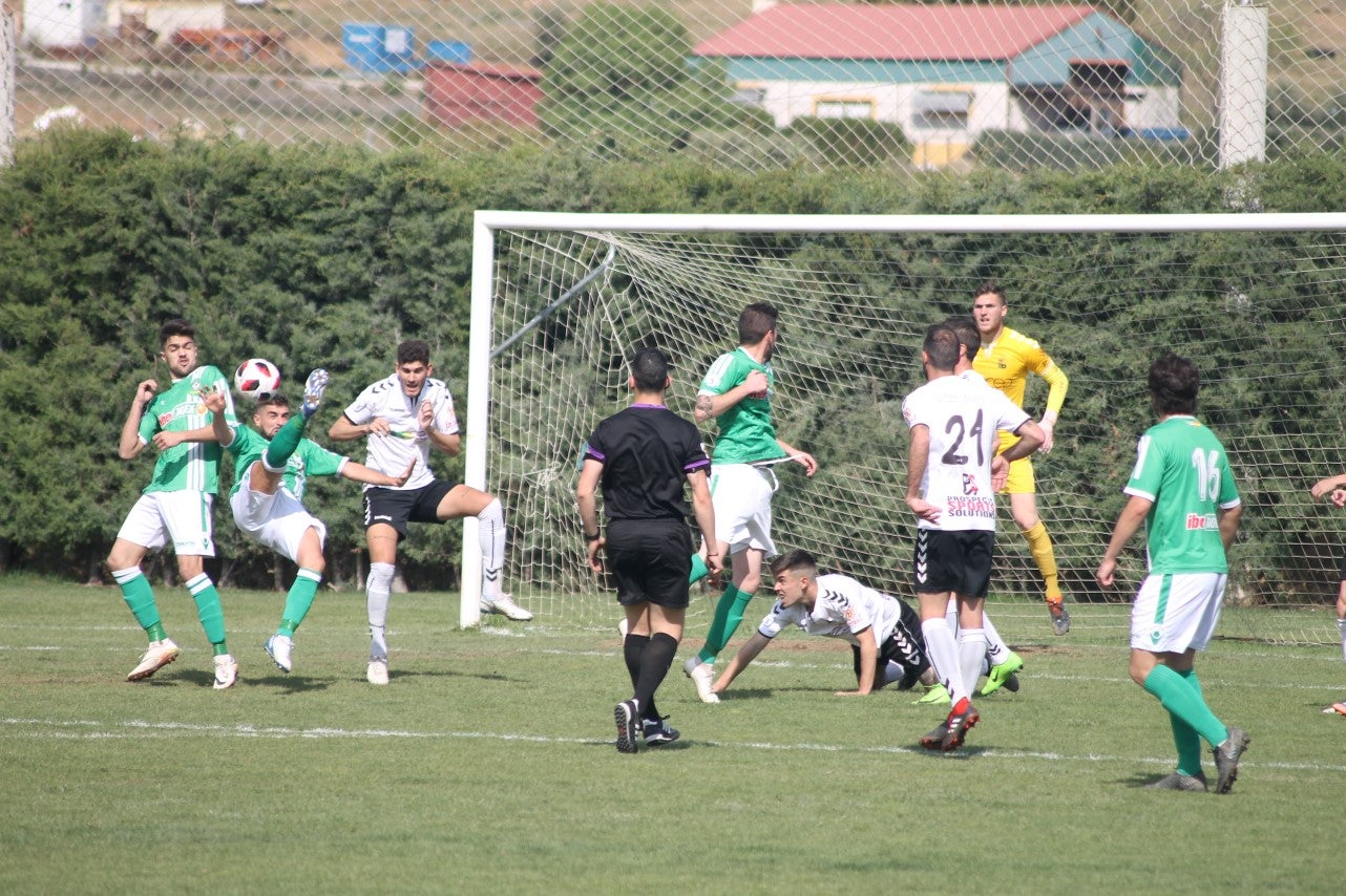Imágenes del encuentro de la trigesimoprimera jornada de Tercera División disputado en el Municipal de San roque y que acabó con 1-2 (31-03-2019)
