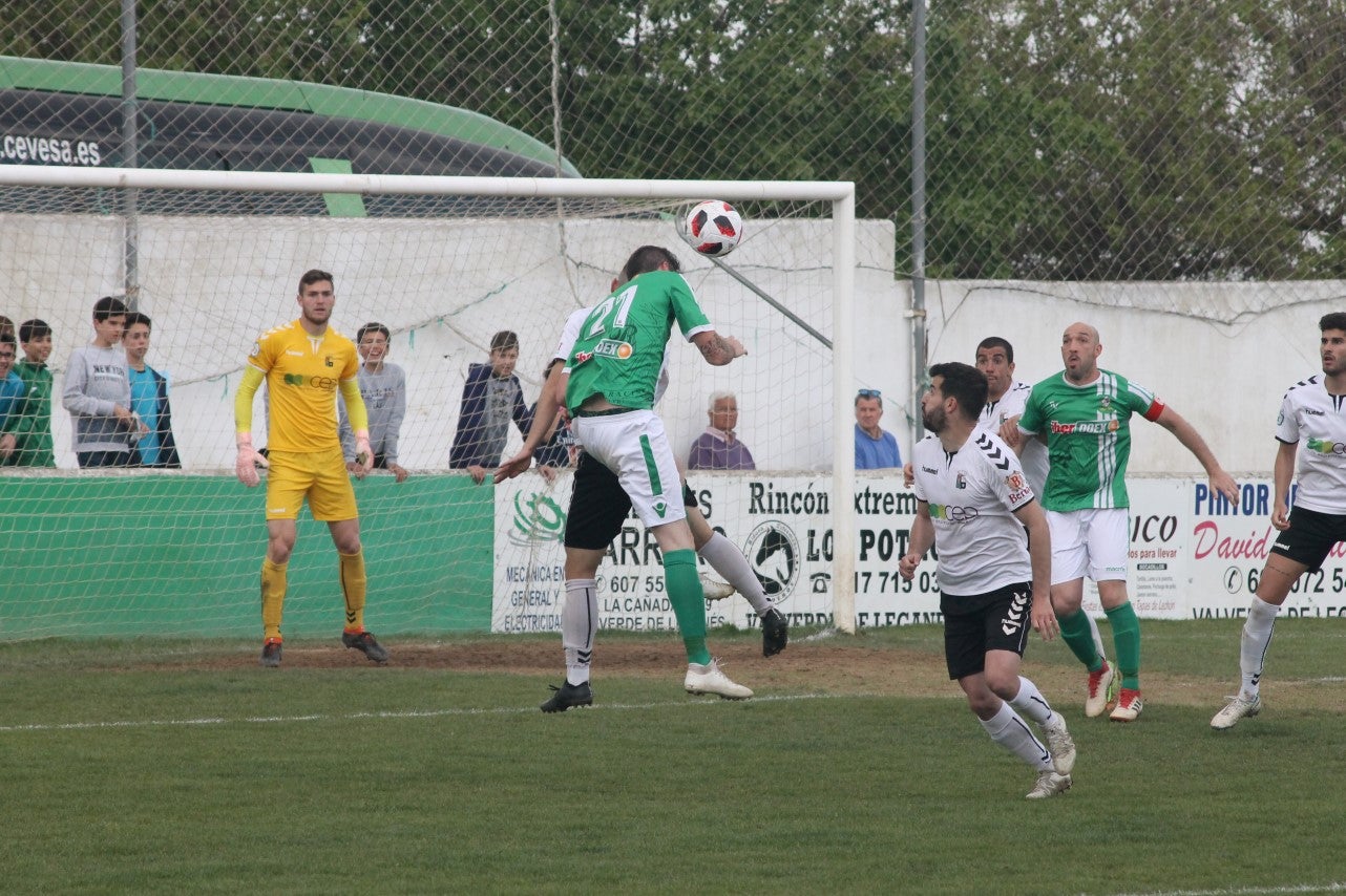 Imágenes del encuentro de la trigésimo primera jornada de Tercera División disputado en el Municipal de San roque y que acabó con 1-2 (31-03-2019)