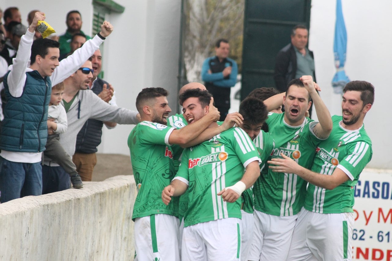 Imágenes del encuentro de la trigésimo primera jornada de Tercera División disputado en el Municipal de San roque y que acabó con 1-2 (31-03-2019)