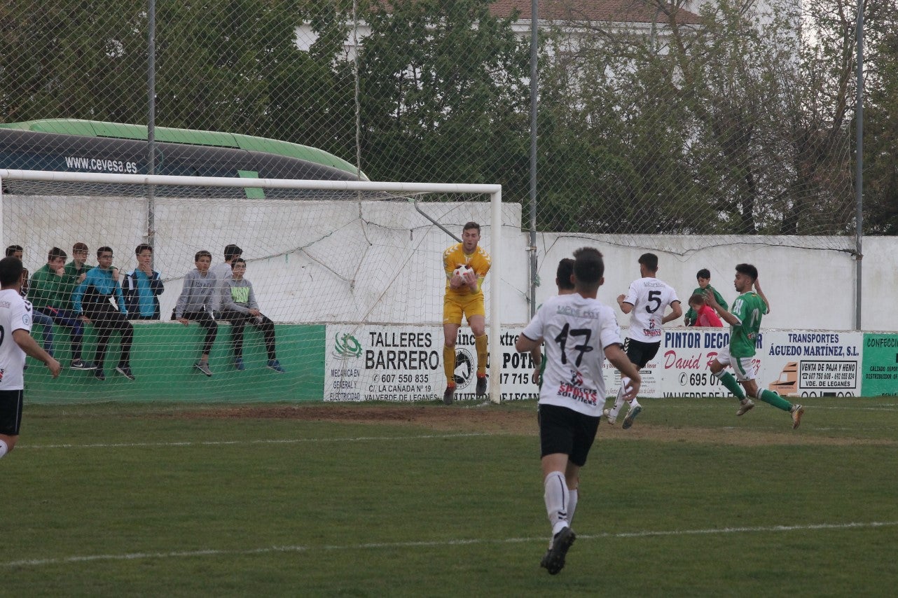 Imágenes del encuentro de la trigésimo primera jornada de Tercera División disputado en el Municipal de San roque y que acabó con 1-2 (31-03-2019)