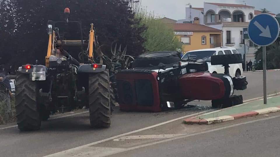 Felipe Zahiños ayudó a incorporar el vehiculo con su tractor