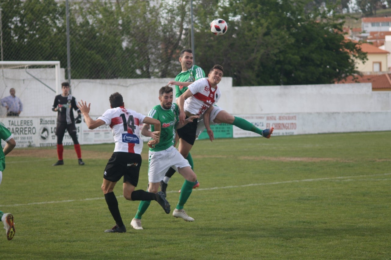 Imágenes del encuentro de la 33ª jornada de liga de la Tercera División disputado en el Municipal de San Roque y que finalizó con 2-1 (14-04-2019)