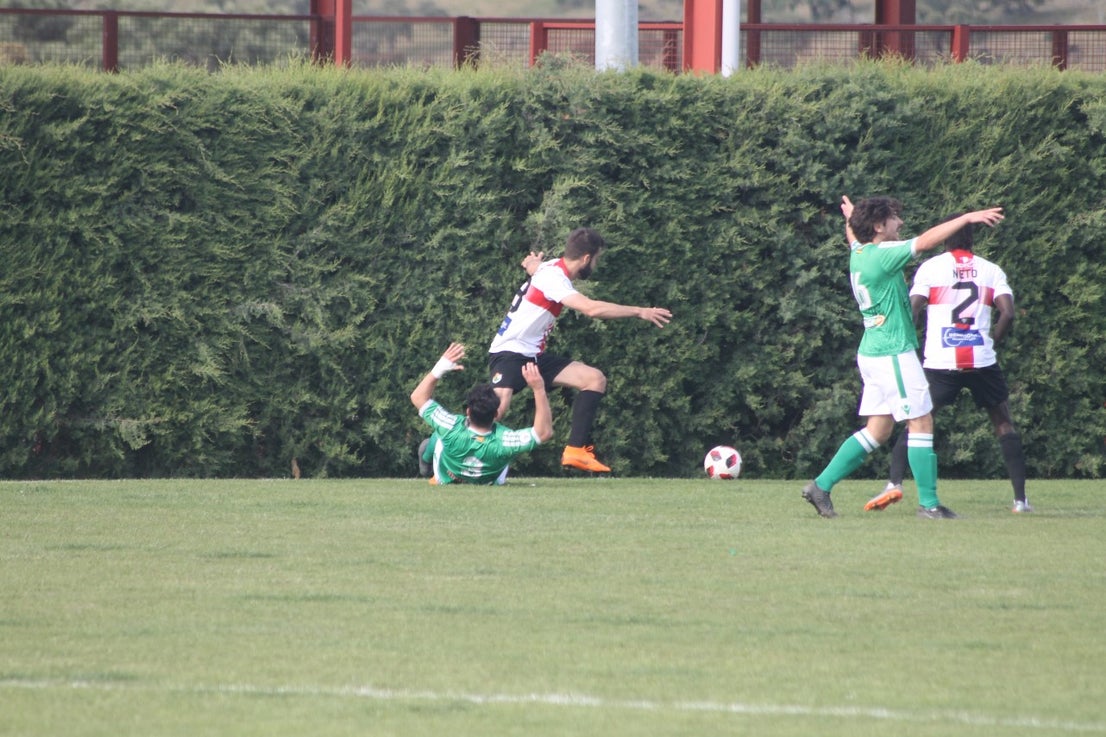 Imágenes del encuentro de la 33ª jornada de liga de la Tercera División disputado en el Municipal de San Roque y que finalizó con 2-1 (14-04-2019)