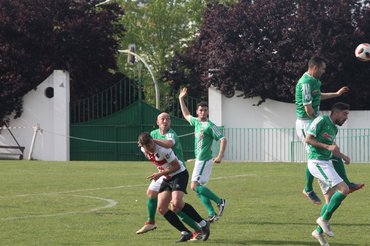 Imágenes del encuentro de la 33ª jornada de liga de la Tercera División disputado en el Municipal de San Roque y que finalizó con 2-1 (14-04-2019)