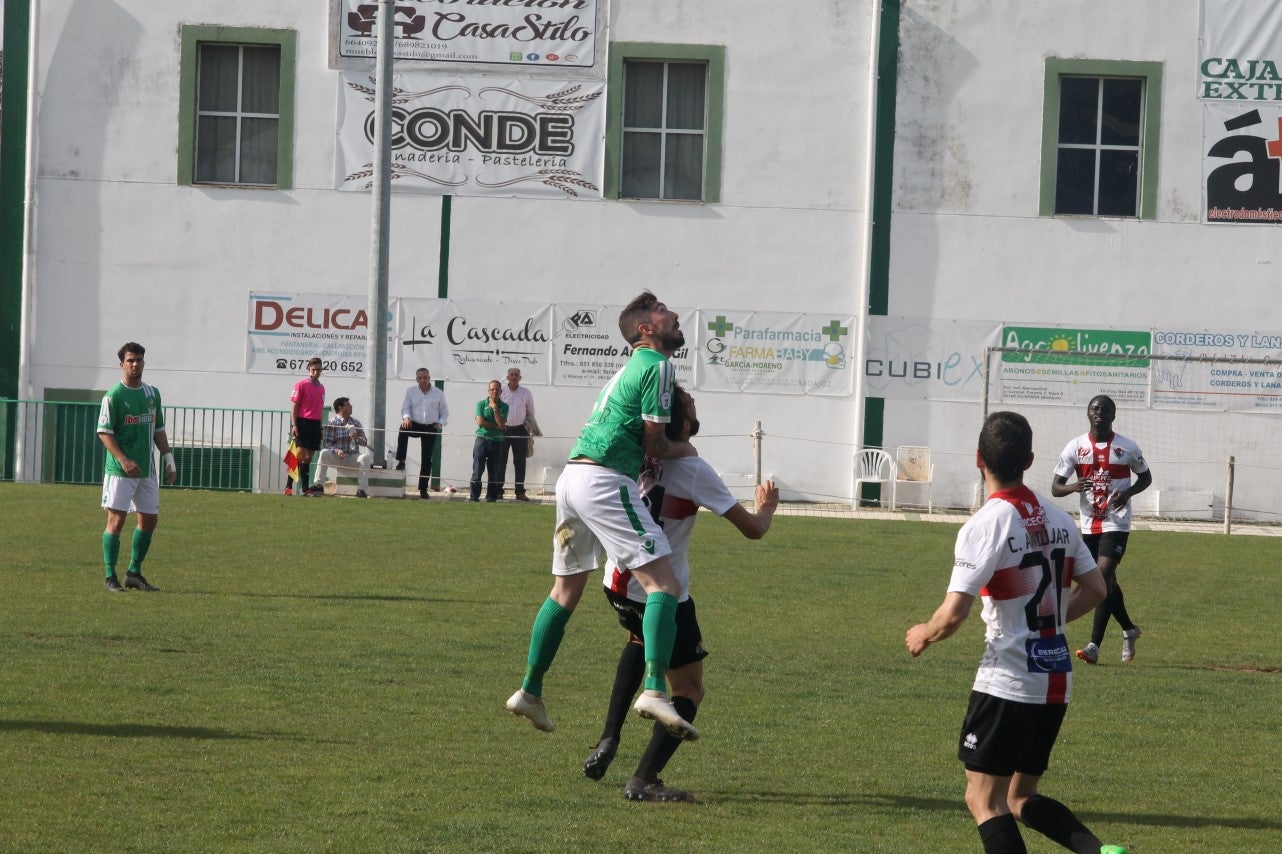 Imágenes del encuentro de la 33ª jornada de liga de la Tercera División disputado en el Municipal de San Roque y que finalizó con 2-1 (14-04-2019)