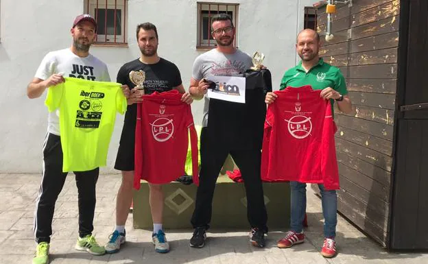 Aitor y Antonio Campo dan los trofeos de campeones a Cigarrón y Juanma