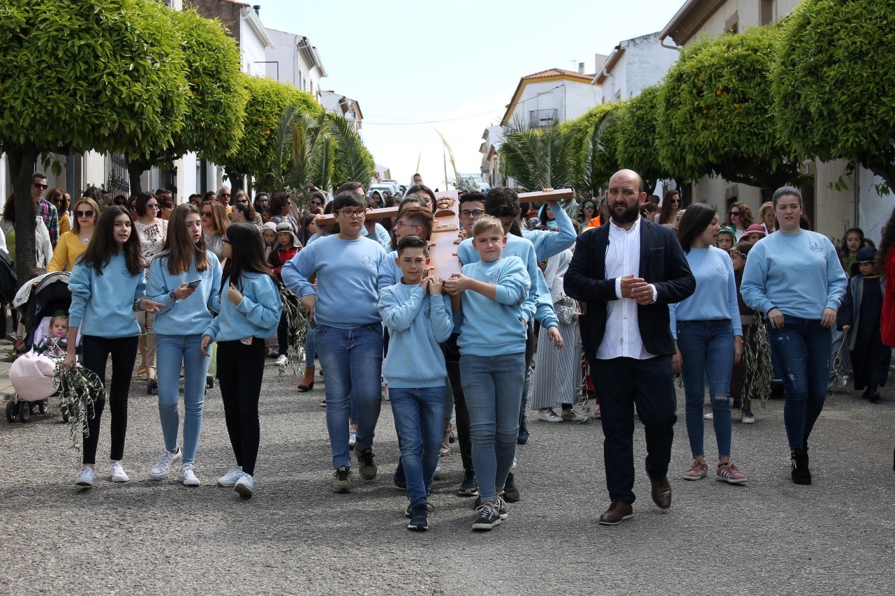 Algunas imágenes del Domingo de Ramos con la procesión de la Burrita como protagonista en el inicio de la Semana Santa en Valverde de Leganés (14-04-2019)