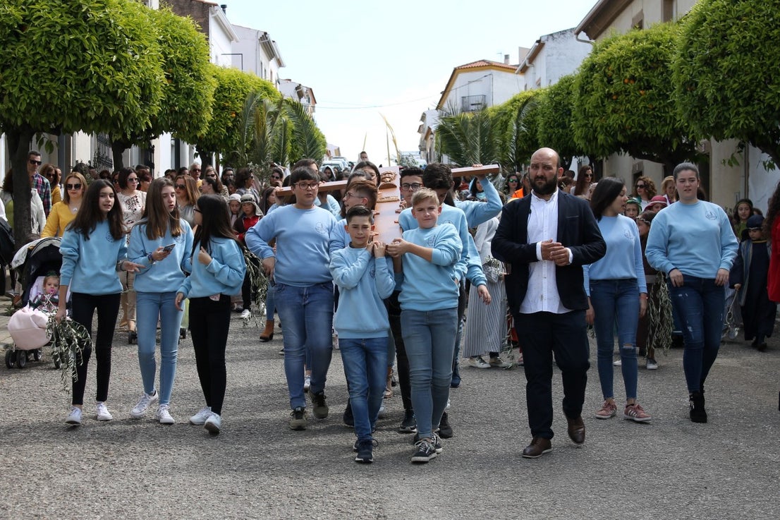 Algunas imágenes del Domingo de Ramos con la procesión de la Burrita como protagonista en el inicio de la Semana Santa en Valverde de Leganés (14-04-2019)