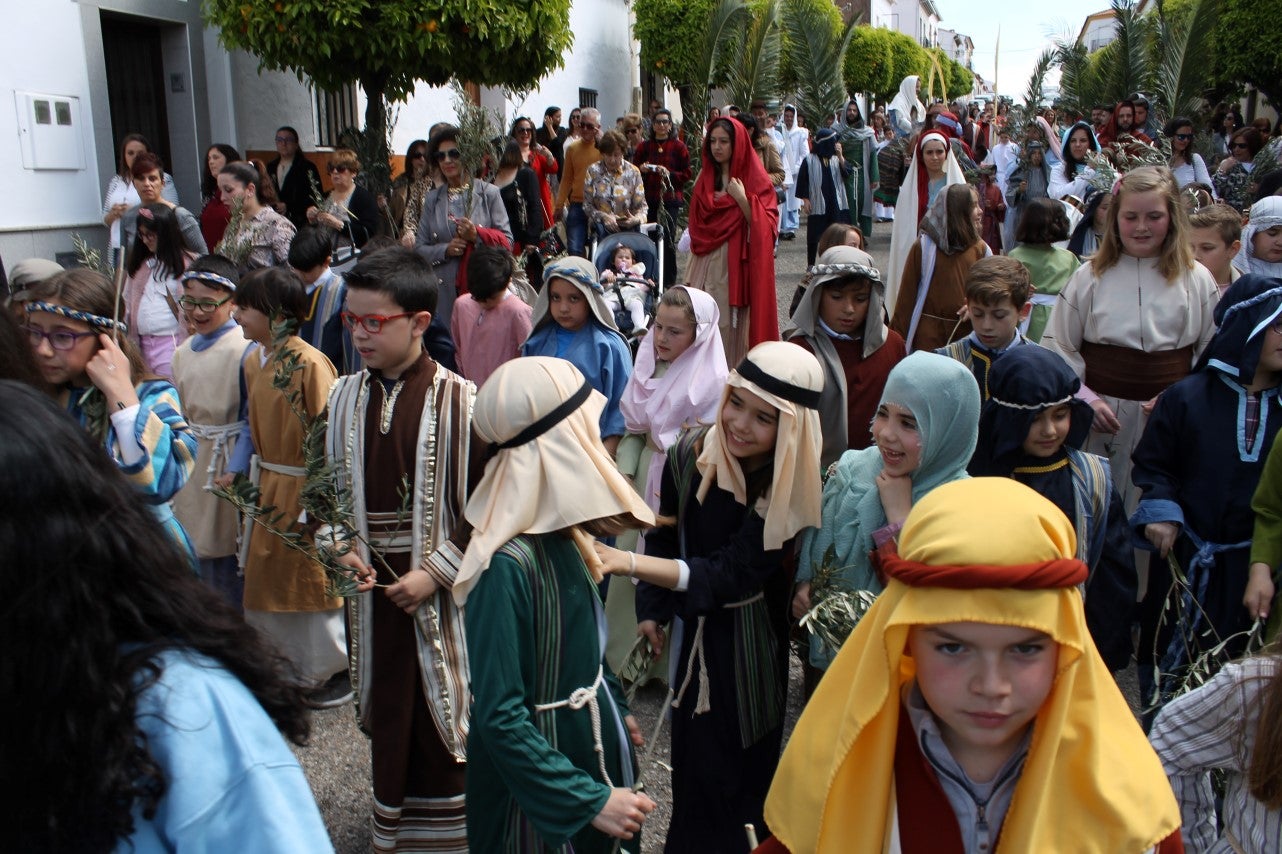 Algunas imágenes del Domingo de Ramos con la procesión de la Burrita como protagonista en el inicio de la Semana Santa en Valverde de Leganés (14-04-2019)