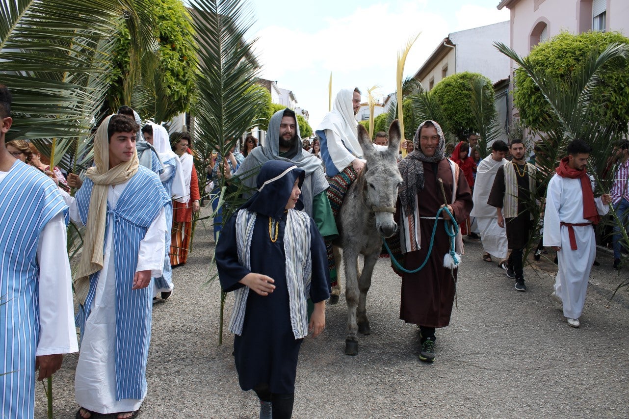 Algunas imágenes del Domingo de Ramos con la procesión de la Burrita como protagonista en el inicio de la Semana Santa en Valverde de Leganés (14-04-2019)