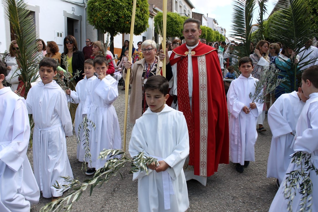 Algunas imágenes del Domingo de Ramos con la procesión de la Burrita como protagonista en el inicio de la Semana Santa en Valverde de Leganés (14-04-2019)