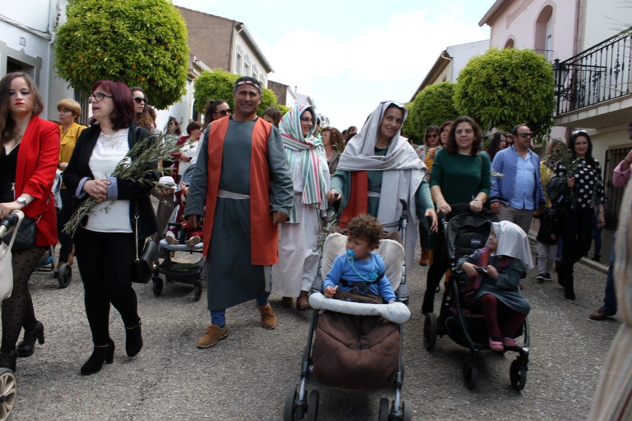 Algunas imágenes del Domingo de Ramos con la procesión de la Burrita como protagonista en el inicio de la Semana Santa en Valverde de Leganés (14-04-2019)