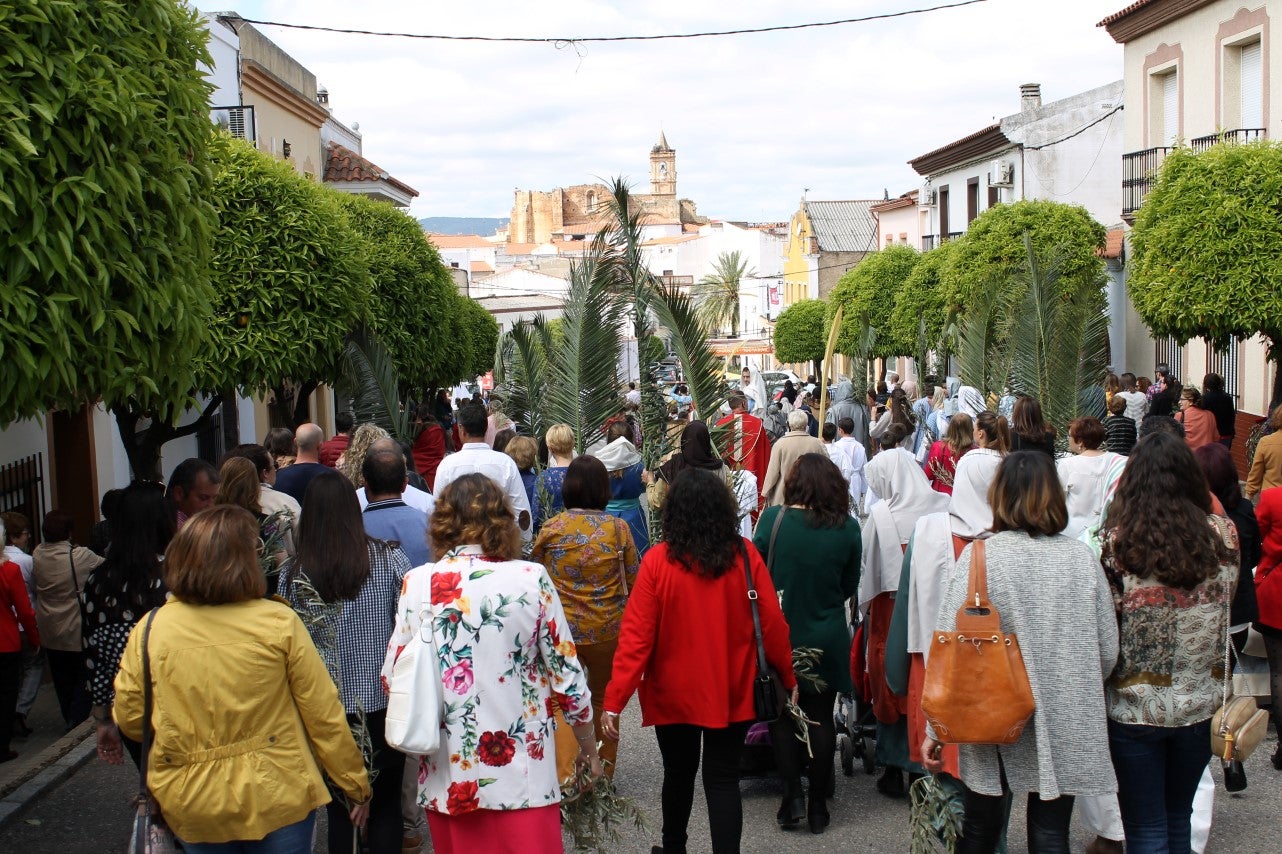Algunas imágenes del Domingo de Ramos con la procesión de la Burrita como protagonista en el inicio de la Semana Santa en Valverde de Leganés (14-04-2019)
