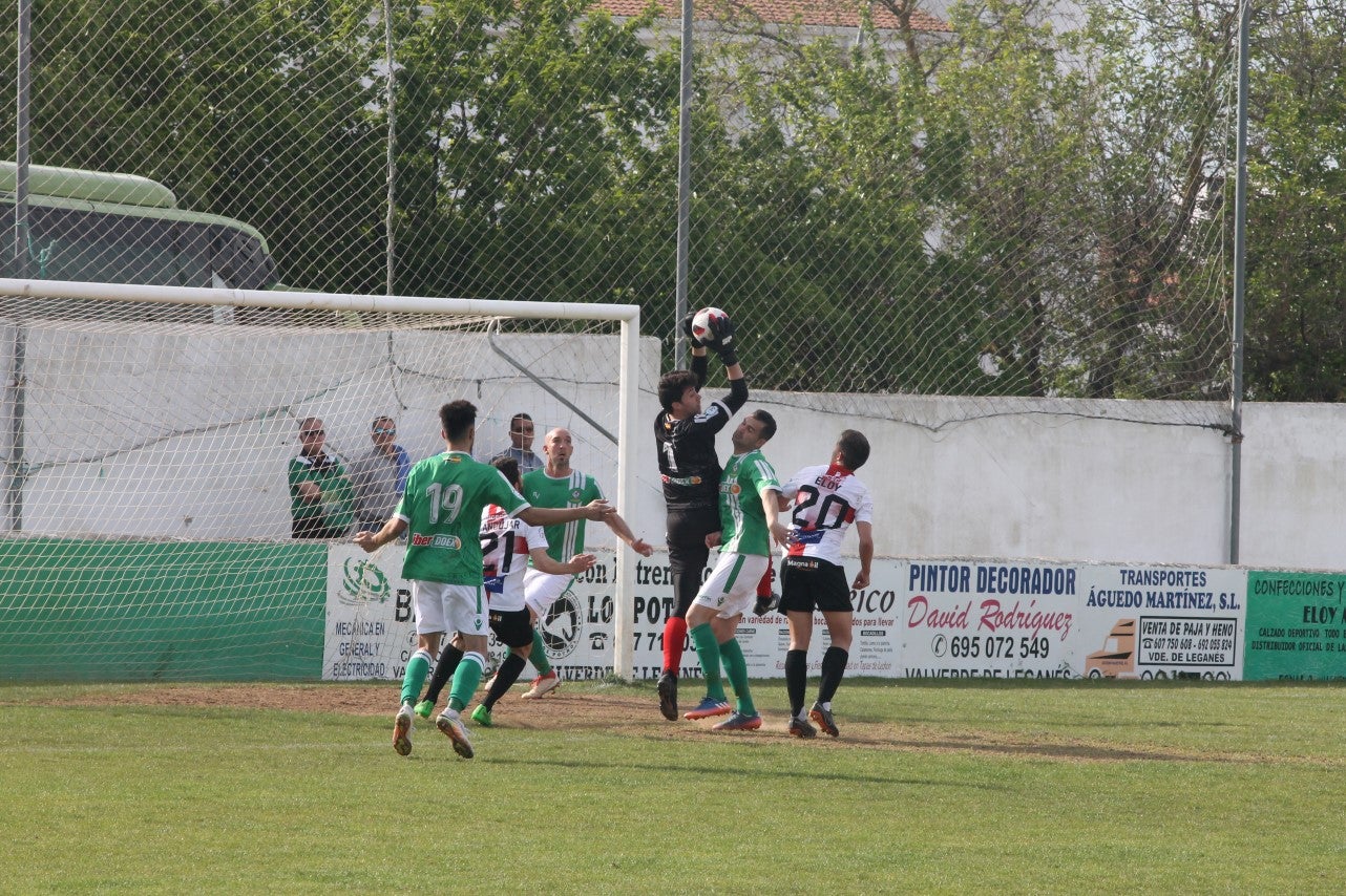 Imágenes del encuentro de la 33ª jornada de liga de la Tercera División disputado en el Municipal de San Roque y que finalizó con 2-1 (14-04-2019)