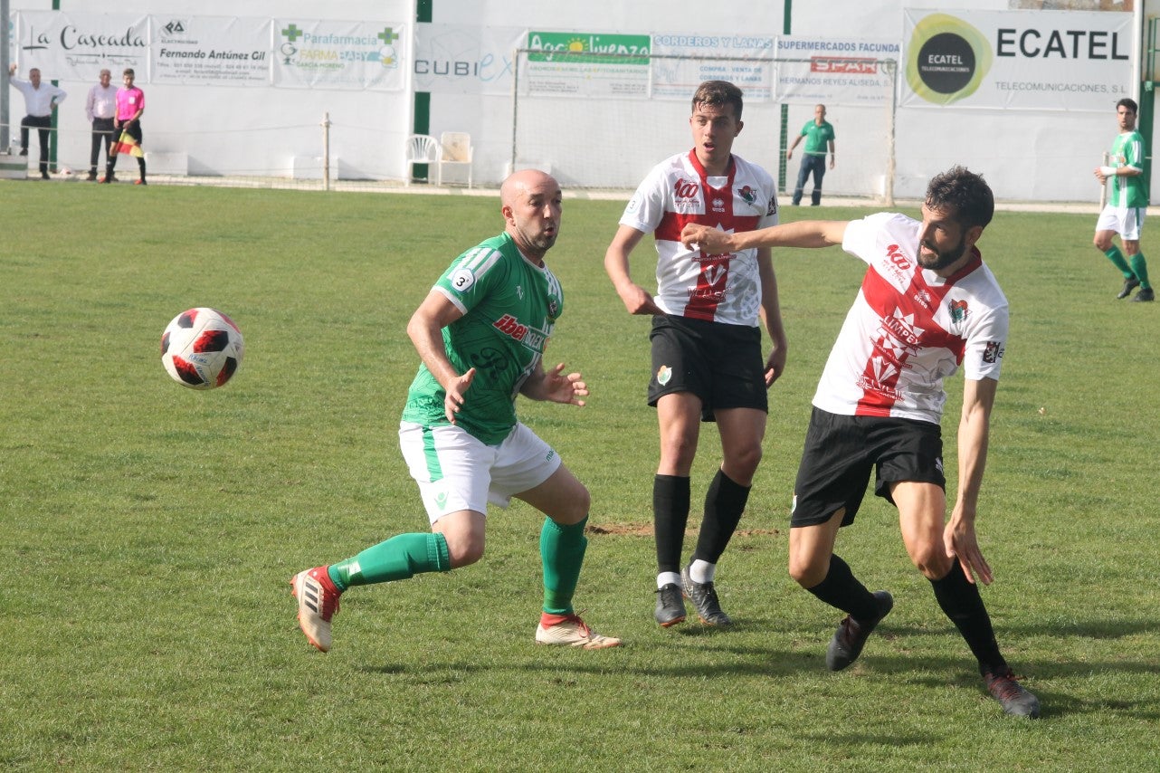 Imágenes del encuentro de la 33ª jornada de liga de la Tercera División disputado en el Municipal de San Roque y que finalizó con 2-1 (14-04-2019)