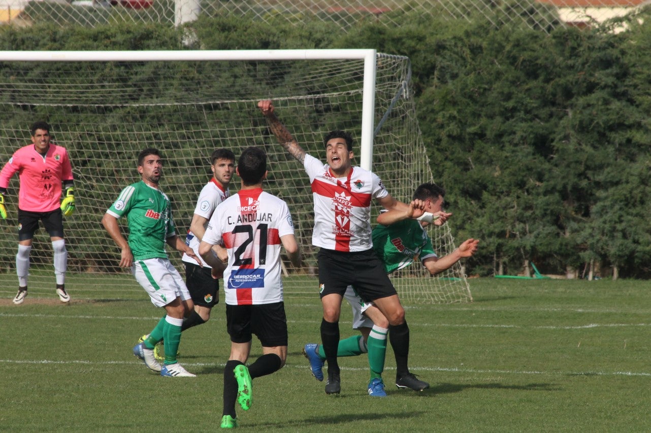 Imágenes del encuentro de la 33ª jornada de liga de la Tercera División disputado en el Municipal de San Roque y que finalizó con 2-1 (14-04-2019)