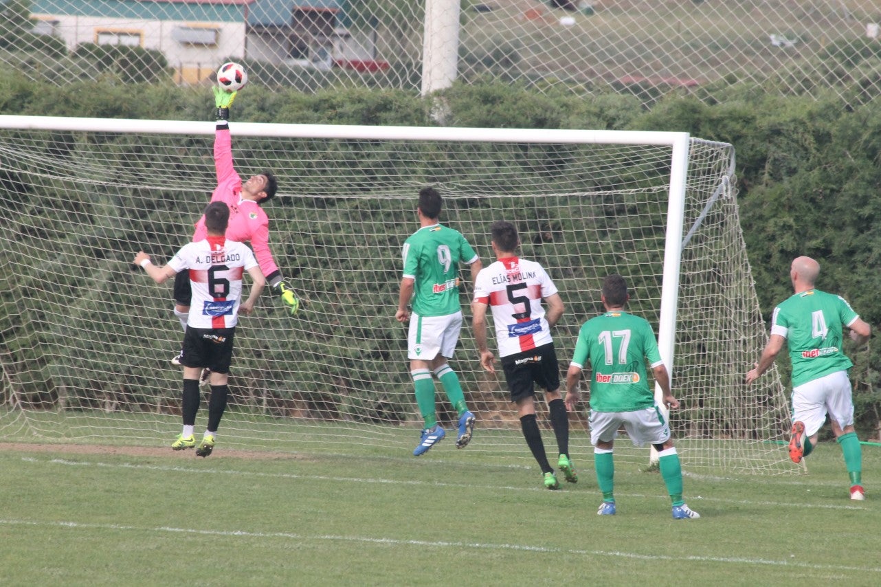 Imágenes del encuentro de la 33ª jornada de liga de la Tercera División disputado en el Municipal de San Roque y que finalizó con 2-1 (14-04-2019)