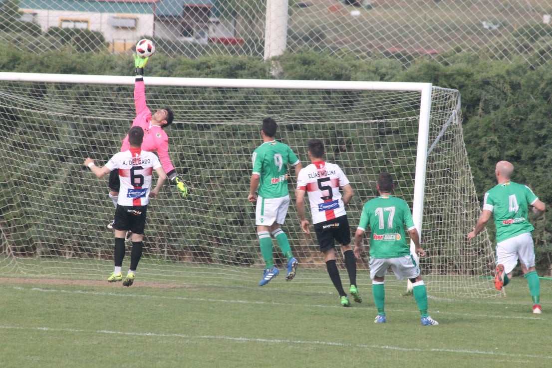 Imágenes del encuentro de la 33ª jornada de liga de la Tercera División disputado en el Municipal de San Roque y que finalizó con 2-1 (14-04-2019)