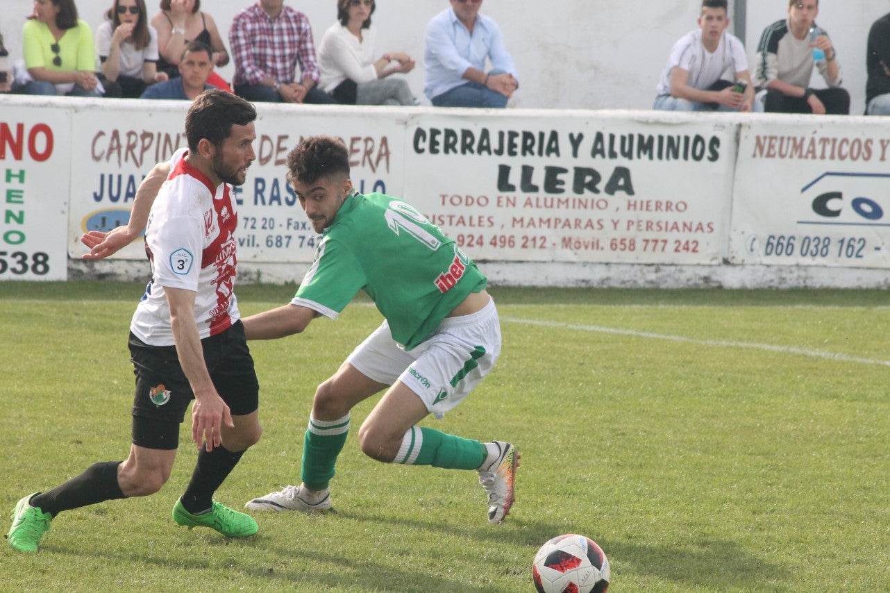 Imágenes del encuentro de la 33ª jornada de liga de la Tercera División disputado en el Municipal de San Roque y que finalizó con 2-1 (14-04-2019)
