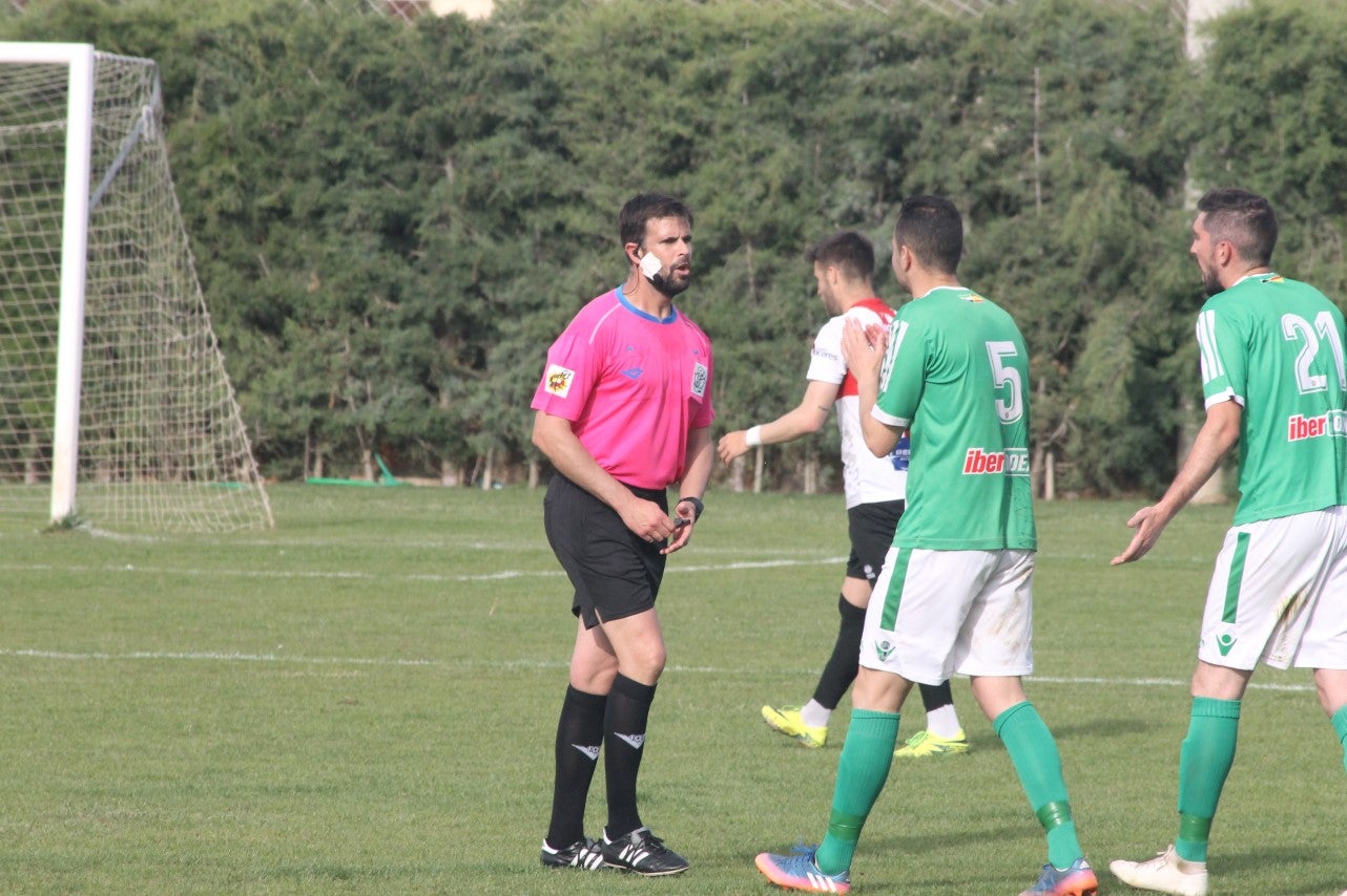 Imágenes del encuentro de la 33ª jornada de liga de la Tercera División disputado en el Municipal de San Roque y que finalizó con 2-1 (14-04-2019)