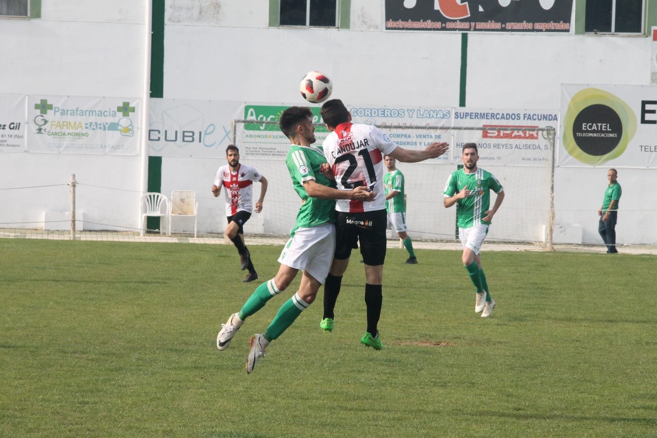 Imágenes del encuentro de la 33ª jornada de liga de la Tercera División disputado en el Municipal de San Roque y que finalizó con 2-1 (14-04-2019)