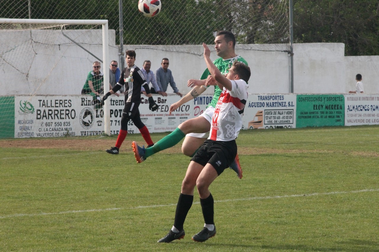 Imágenes del encuentro de la 33ª jornada de liga de la Tercera División disputado en el Municipal de San Roque y que finalizó con 2-1 (14-04-2019)