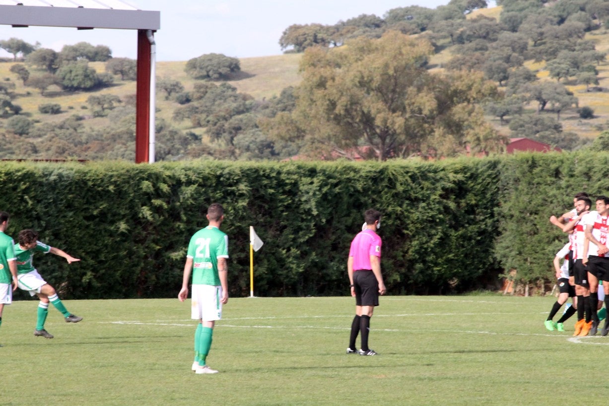 Imágenes del encuentro de la 33ª jornada de liga de la Tercera División disputado en el Municipal de San Roque y que finalizó con 2-1 (14-04-2019)