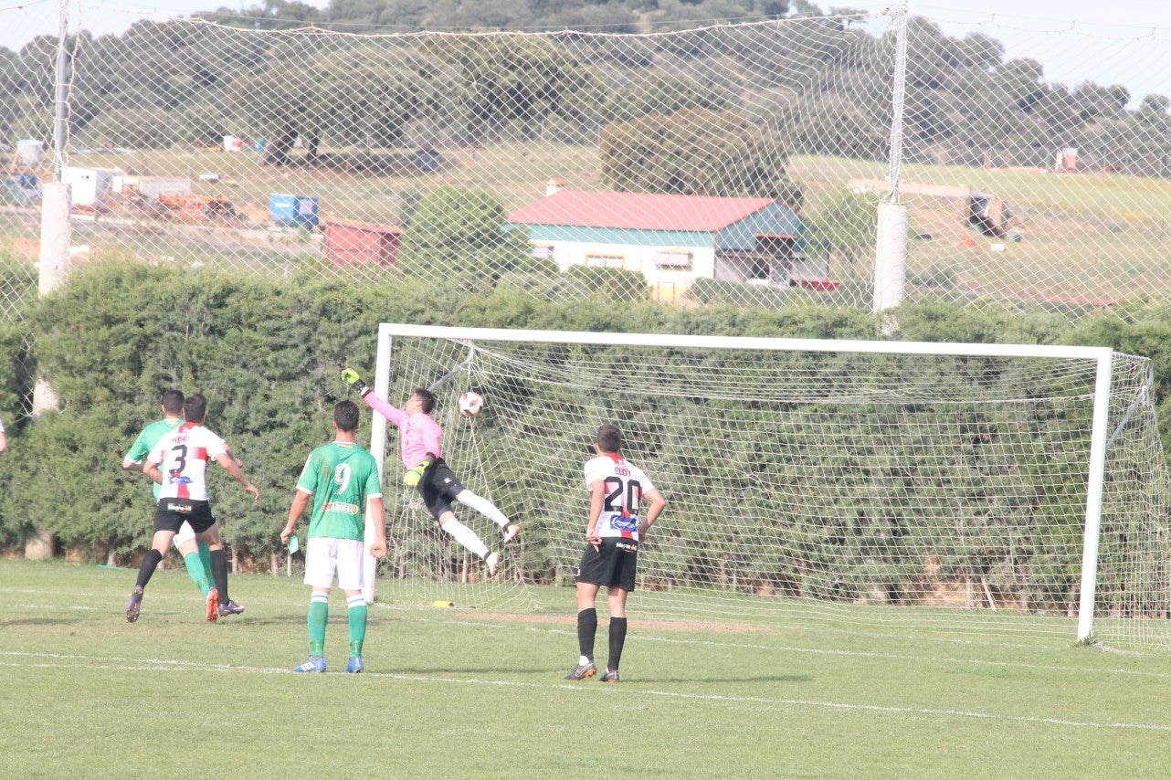 Imágenes del encuentro de la 33ª jornada de liga de la Tercera División disputado en el Municipal de San Roque y que finalizó con 2-1 (14-04-2019)