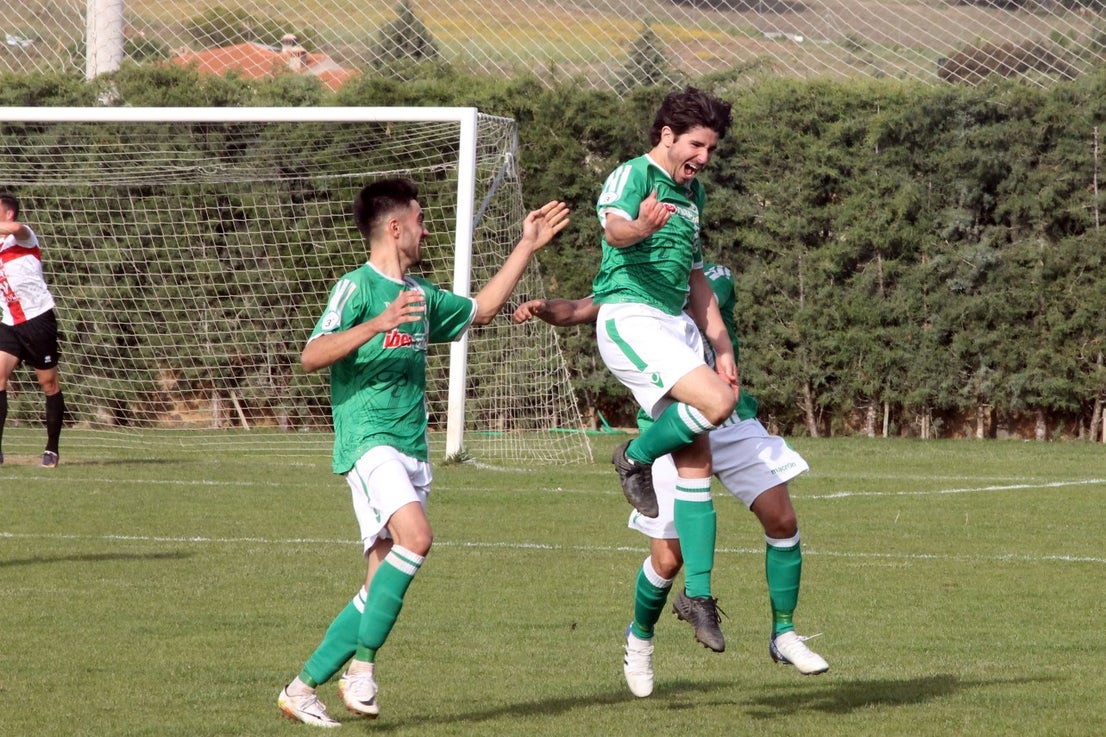 Imágenes del encuentro de la 33ª jornada de liga de la Tercera División disputado en el Municipal de San Roque y que finalizó con 2-1 (14-04-2019)