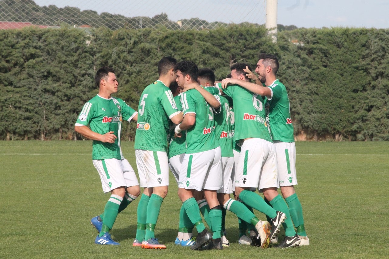 Imágenes del encuentro de la 33ª jornada de liga de la Tercera División disputado en el Municipal de San Roque y que finalizó con 2-1 (14-04-2019)