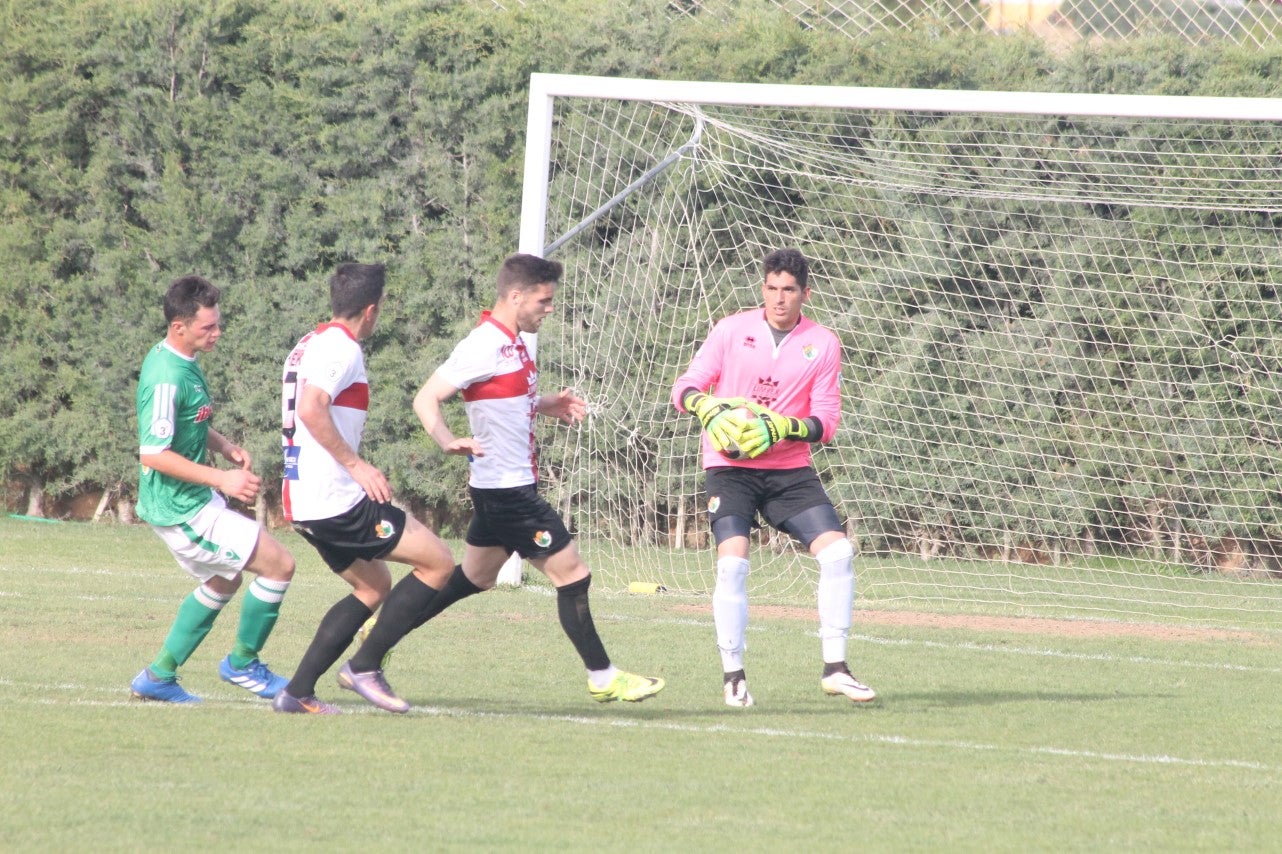 Imágenes del encuentro de la 33ª jornada de liga de la Tercera División disputado en el Municipal de San Roque y que finalizó con 2-1 (14-04-2019)