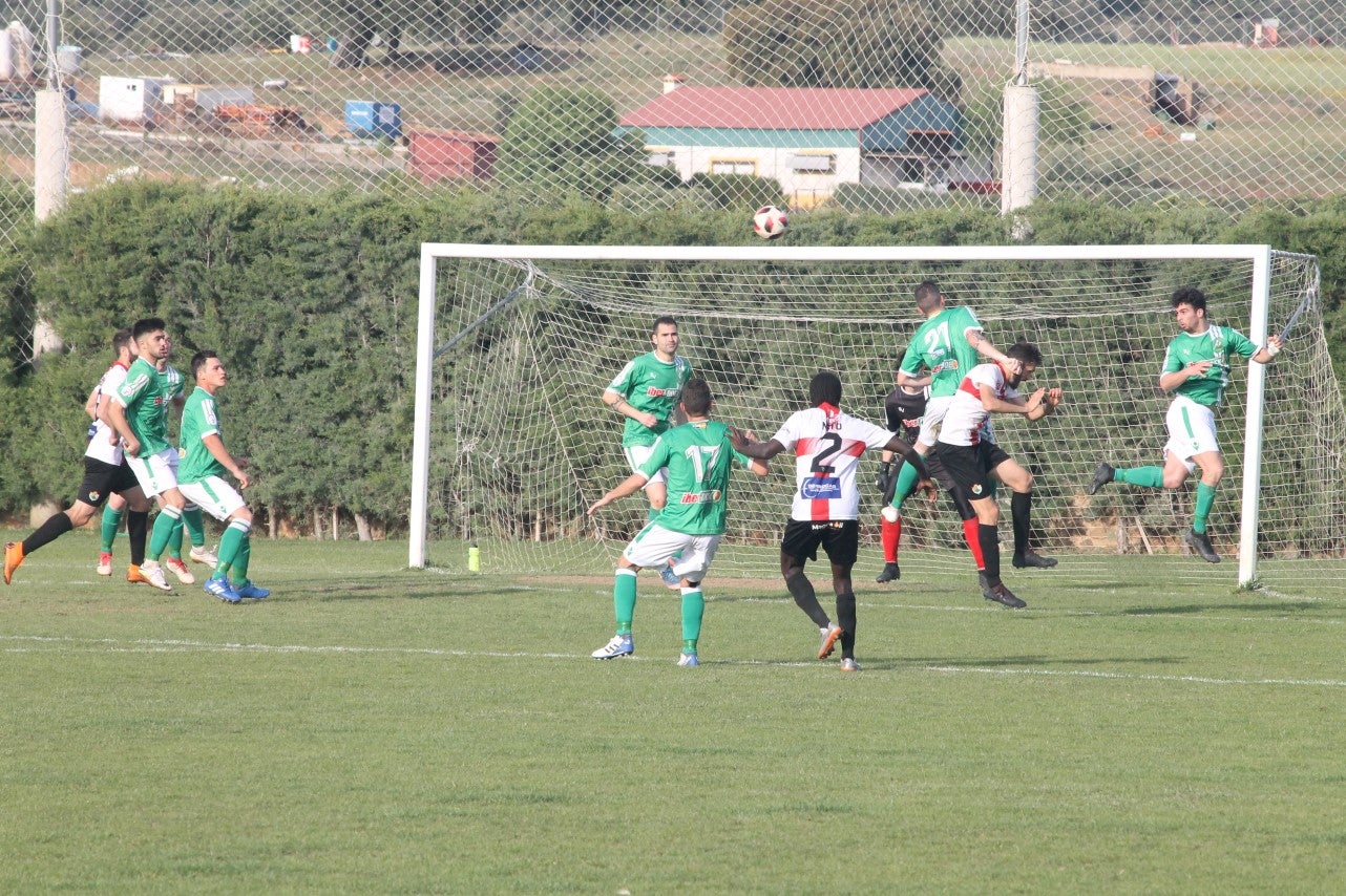Imágenes del encuentro de la 33ª jornada de liga de la Tercera División disputado en el Municipal de San Roque y que finalizó con 2-1 (14-04-2019)