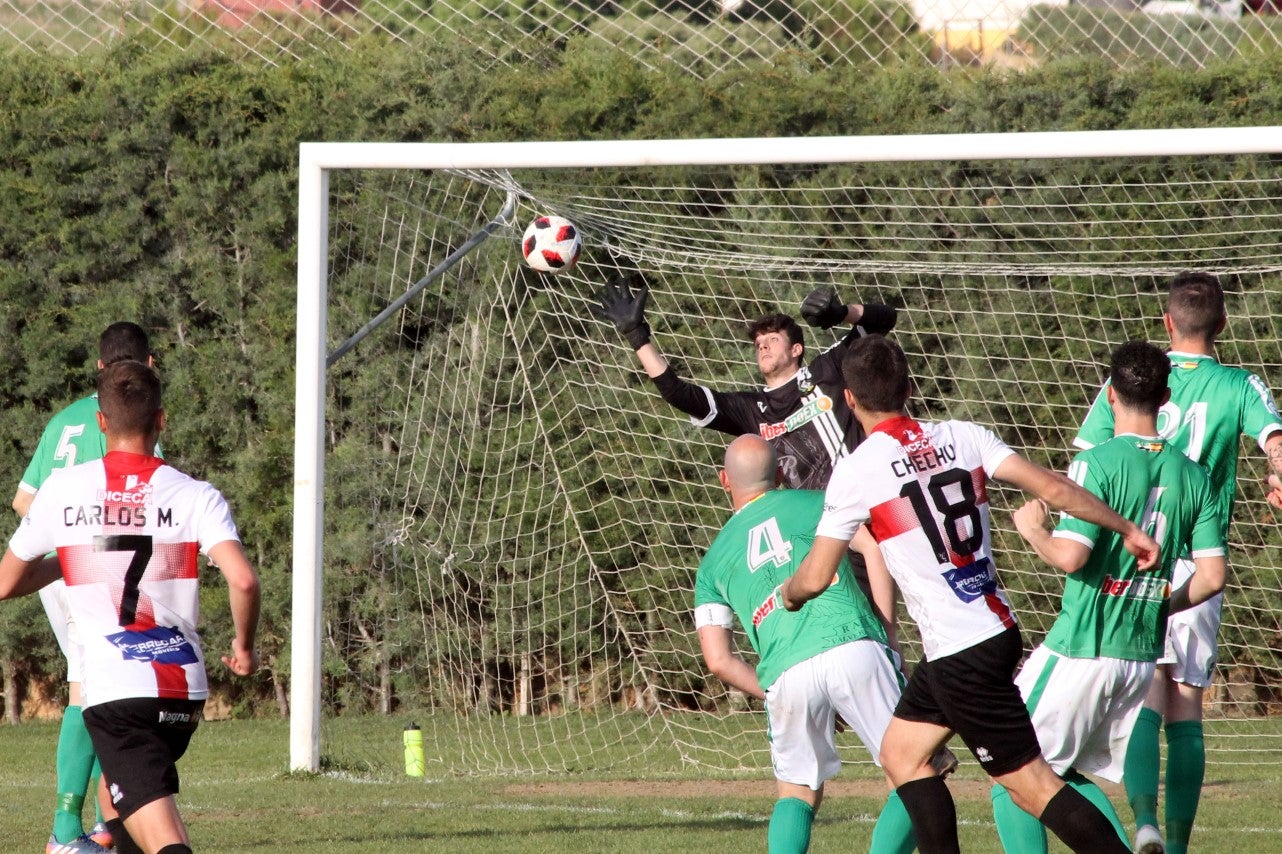 Imágenes del encuentro de la 33ª jornada de liga de la Tercera División disputado en el Municipal de San Roque y que finalizó con 2-1 (14-04-2019)