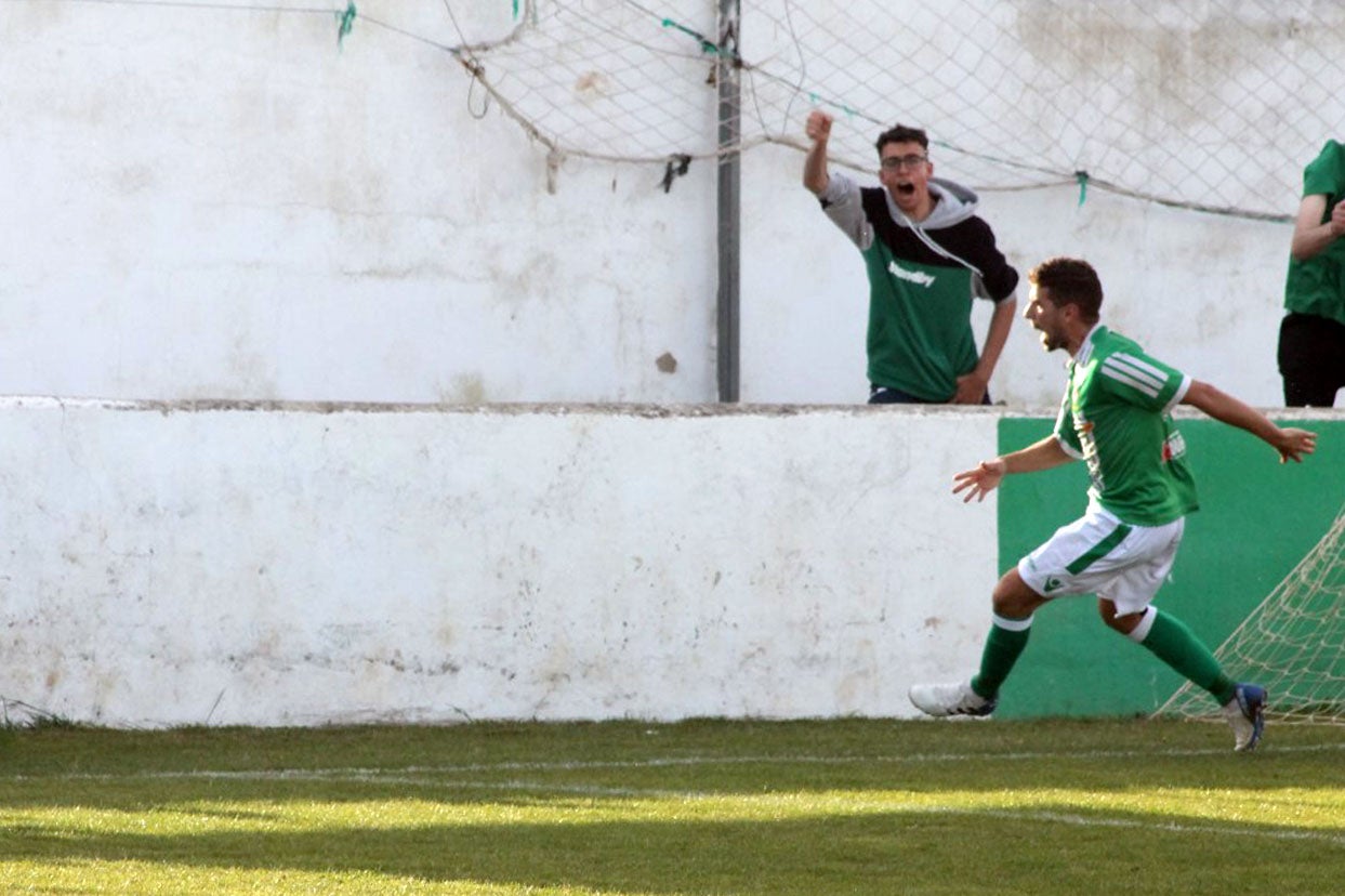 Imágenes del encuentro de la 33ª jornada de liga de la Tercera División disputado en el Municipal de San Roque y que finalizó con 2-1 (14-04-2019)
