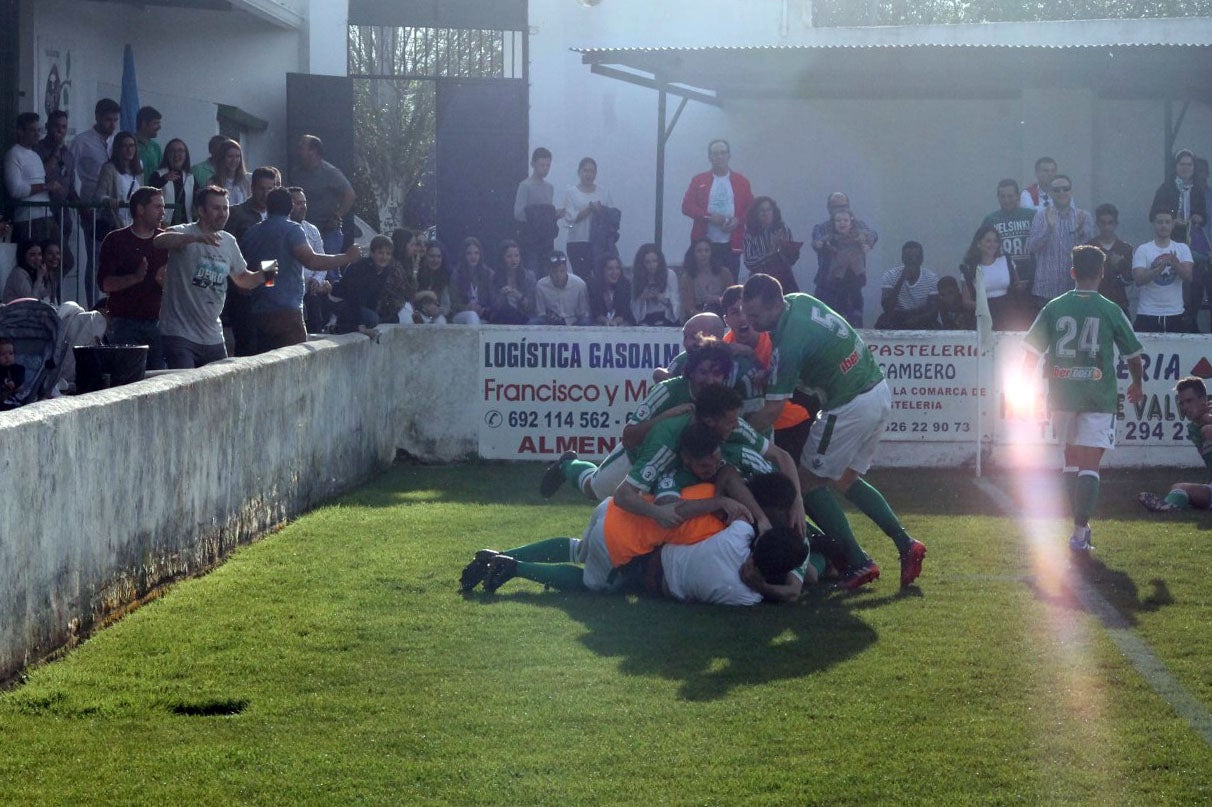 Imágenes del encuentro de la 33ª jornada de liga de la Tercera División disputado en el Municipal de San Roque y que finalizó con 2-1 (14-04-2019)