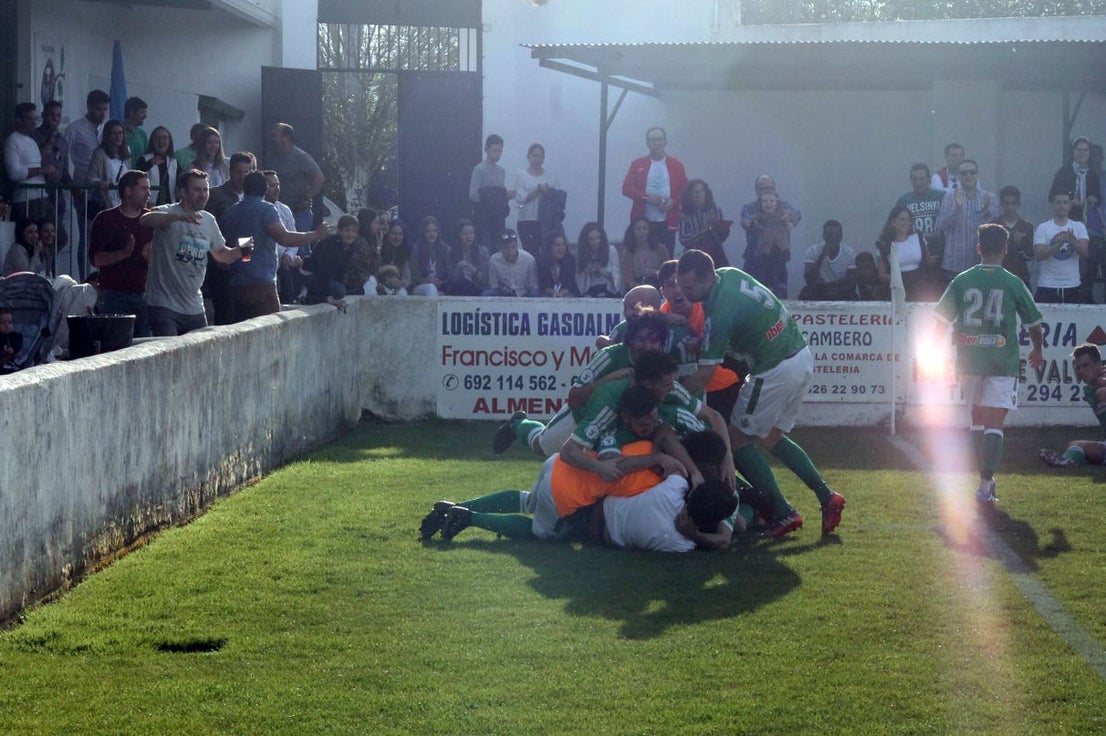Imágenes del encuentro de la 33ª jornada de liga de la Tercera División disputado en el Municipal de San Roque y que finalizó con 2-1 (14-04-2019)