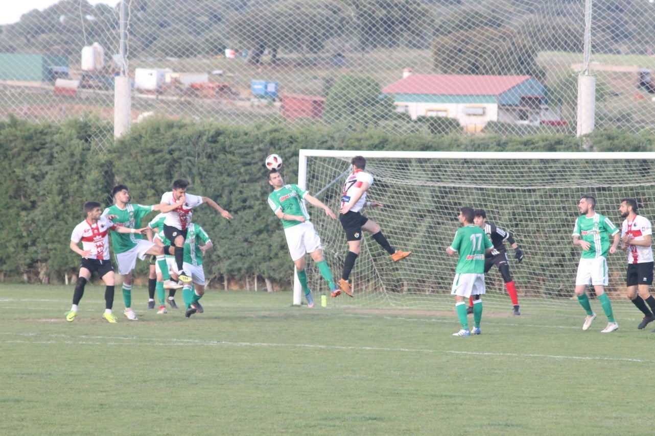 Imágenes del encuentro de la 33ª jornada de liga de la Tercera División disputado en el Municipal de San Roque y que finalizó con 2-1 (14-04-2019)
