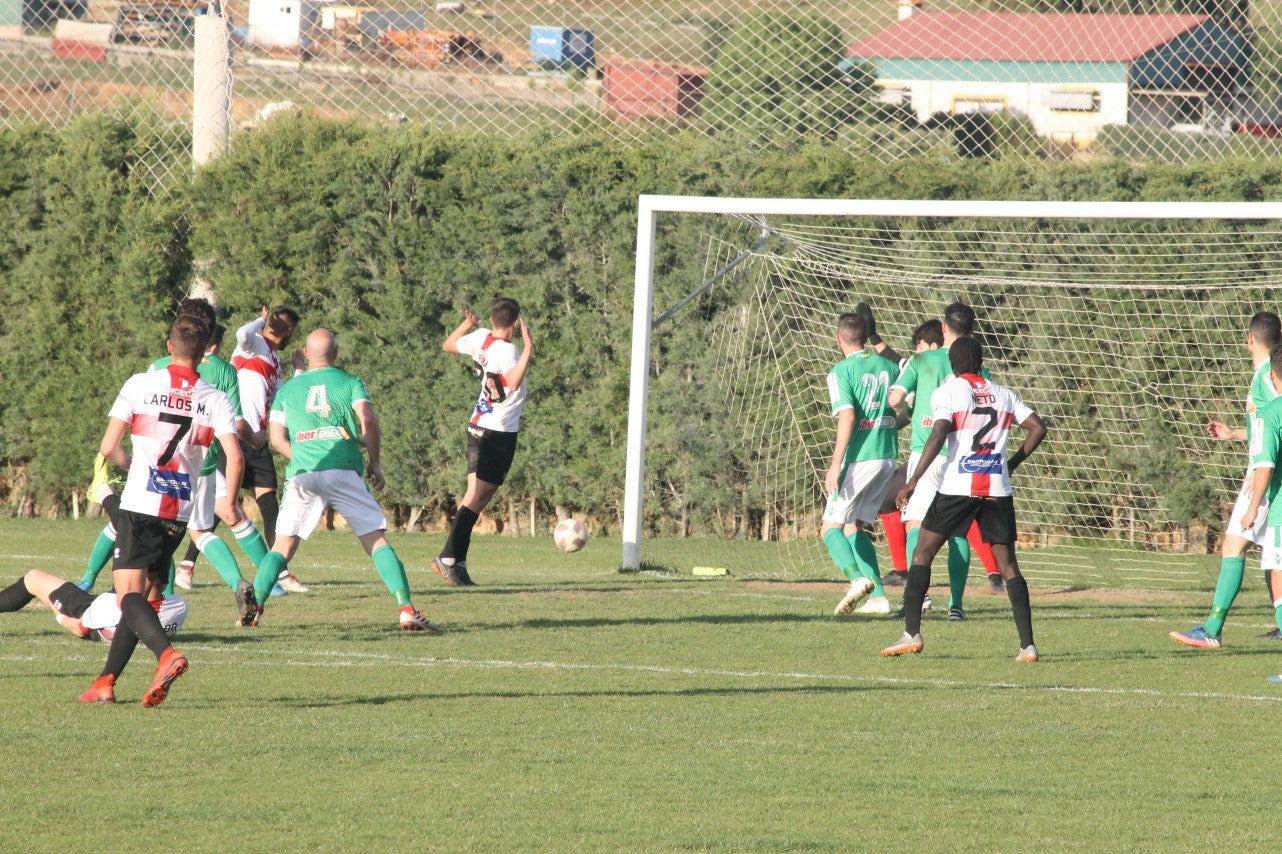 Imágenes del encuentro de la 33ª jornada de liga de la Tercera División disputado en el Municipal de San Roque y que finalizó con 2-1 (14-04-2019)