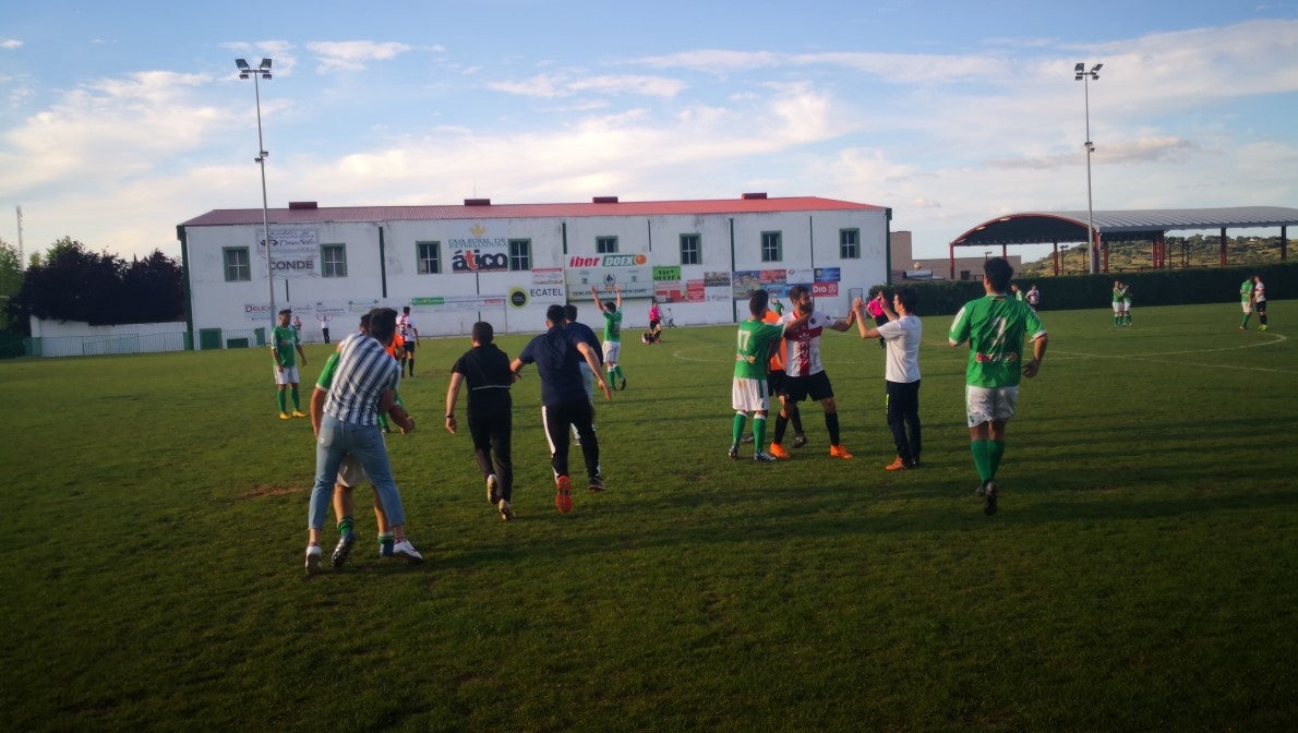 Imágenes del encuentro de la 33ª jornada de liga de la Tercera División disputado en el Municipal de San Roque y que finalizó con 2-1 (14-04-2019)